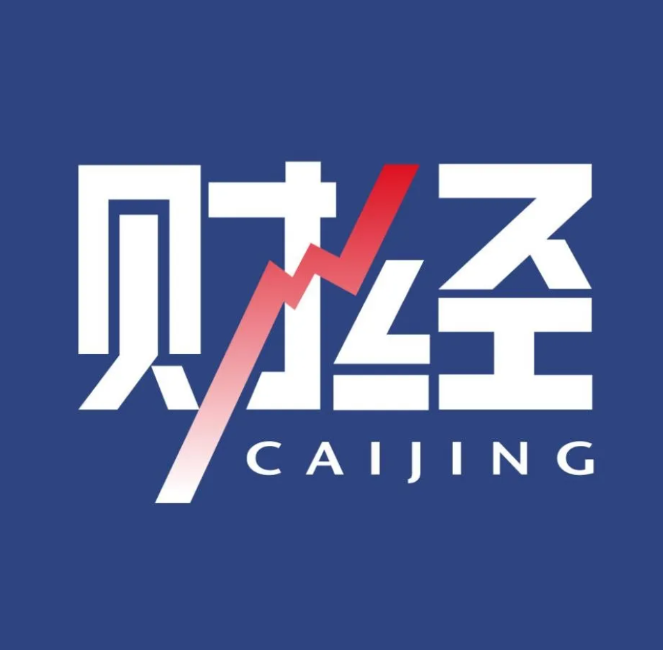理财顾问在电脑前为客户讲解费用明细